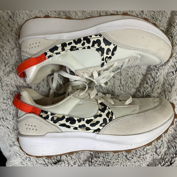 Women’s Nike Waffle Debut - Picture 2 of 5